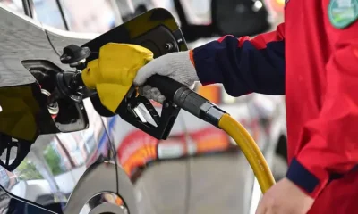 Petróleo despenca após cessar-fogo EUA-Irã, aliviando pressão sobre combustíveis no Brasil e mercados asiáticos