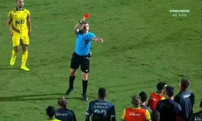 Juiz do jogo Mirassol x Bahia é escoltado por 13 policiais após polêmica de 35 minutos em campo