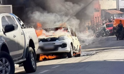 Carro em chamas em Nova Lima causa pânico com estouros e labaredas altas; bombeiros agem rápido