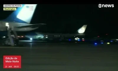 Air Force One de Trump retorna à base após falha elétrica, presidente segue viagem em outra aeronave