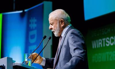 Lula critica esquerda por "virar o sistema" e se tornar "antissistema" em discurso em Barcelona