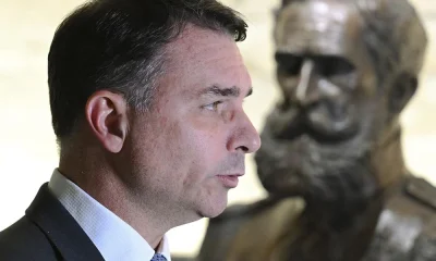 Flávio Bolsonaro estuda congelar ganhos de aposentados e gastos sociais, mas evita divulgar plano para não desgastar eleitorado