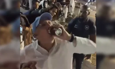John Textor celebra recepção calorosa de torcedores do Botafogo em Brasília com cerveja em um gole