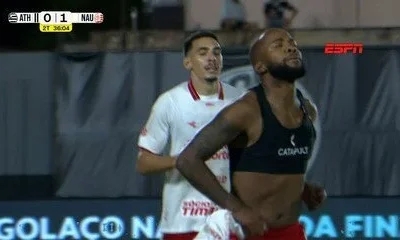 Hélio dos Anjos exalta virada do Náutico e o gol decisivo de Victor Andrade: "Ele entrou para decidir"