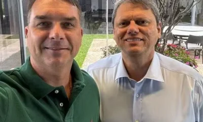 Flávio Bolsonaro critica Lula e projeta Tarcísio como futuro presidente em discurso no agro
