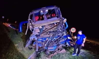 Tragédia na BR-050: Ônibus com 60 passageiros colide com caminhão, deixando dois mortos e 33 feridos em Minas Gerais