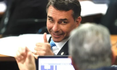 Flávio Bolsonaro busca imagem moderada ao criticar governo Lula e STF em sabatina de Jorge Messias