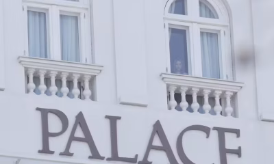 Shakira surge na janela do Copacabana Palace e sinaliza para palco de show na Praia de Copacabana
