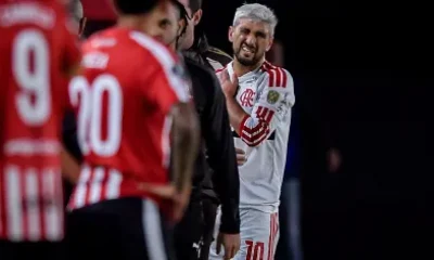 Arrascaeta sofre fratura na clavícula direita em jogo da Libertadores e passará por cirurgia no Rio de Janeiro