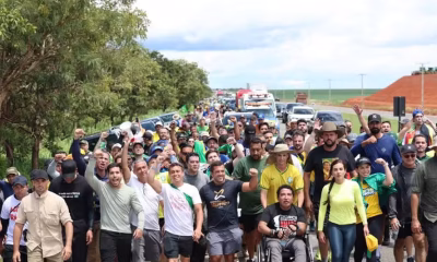 Caminhada de Nikolas Ferreira reúne políticos, influenciadores e artistas em apoio a anistia