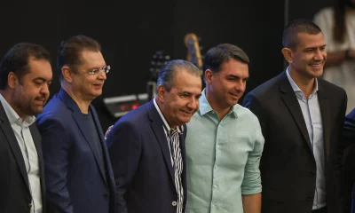 Flávio Bolsonaro sela reaproximação com Silas Malafaia em culto e busca apoio para eleição presidencial no Rio