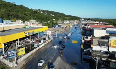 Maré alta em SC: Florianópolis alagada e alerta de ressaca persistem após ventos fortes