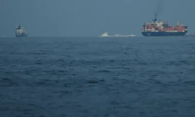 Navio cargueiro é atingido por projétil desconhecido em rota estratégica no Estreito de Ormuz