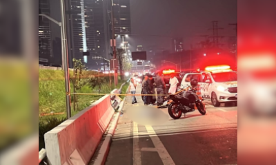 Mulher morre após moto colidir em muro na Marginal Pinheiros durante fuga de assalto em SP