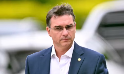Flávio Bolsonaro critica Alexandre de Moraes por suspender Lei da Dosimetria, alega 'canetada burocrática'