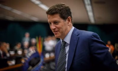 Salles critica Eduardo Bolsonaro por "bravatas" nos EUA e acusa Valdemar Costa Neto de corrupção no PL