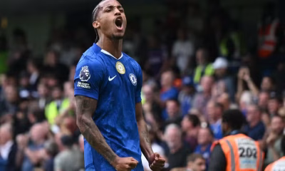 Agente de João Pedro se reúne com Chelsea e Barcelona para definir futuro do atacante brasileiro