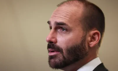Eduardo Bolsonaro admite contrato de gestão financeira para filme sobre Jair Bolsonaro após negar